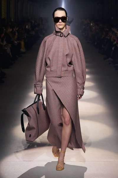 Look 19